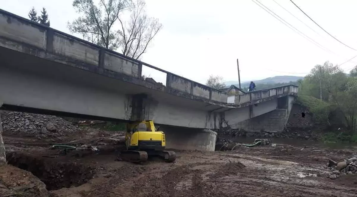 Podul peste Crișul Repede s-a prăbușit din cauza unui “accident tehnic”, dar primarul din Poieni spune că era un pericol public. “Vibra de-ți săreau plombele”