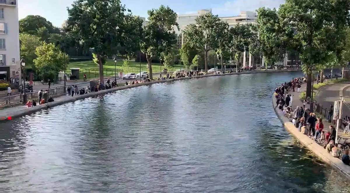 VIDEO | Poliția a dispersat mulțimile strânse la Paris pe malul apei, în prima zi după opt săptămâni de carantină