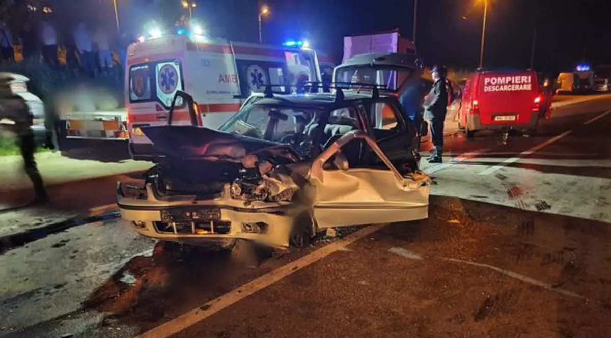 Accident teribil în Suceava. O persoană a rămas încarcerată în urma impactului puternic