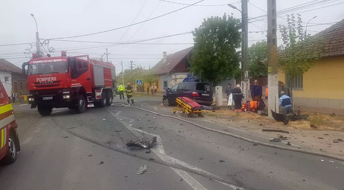 Ciocnire violentă în Timiș. Un autocar plin cu pasageri s-a oprit într-o casă. Care este starea victimelor