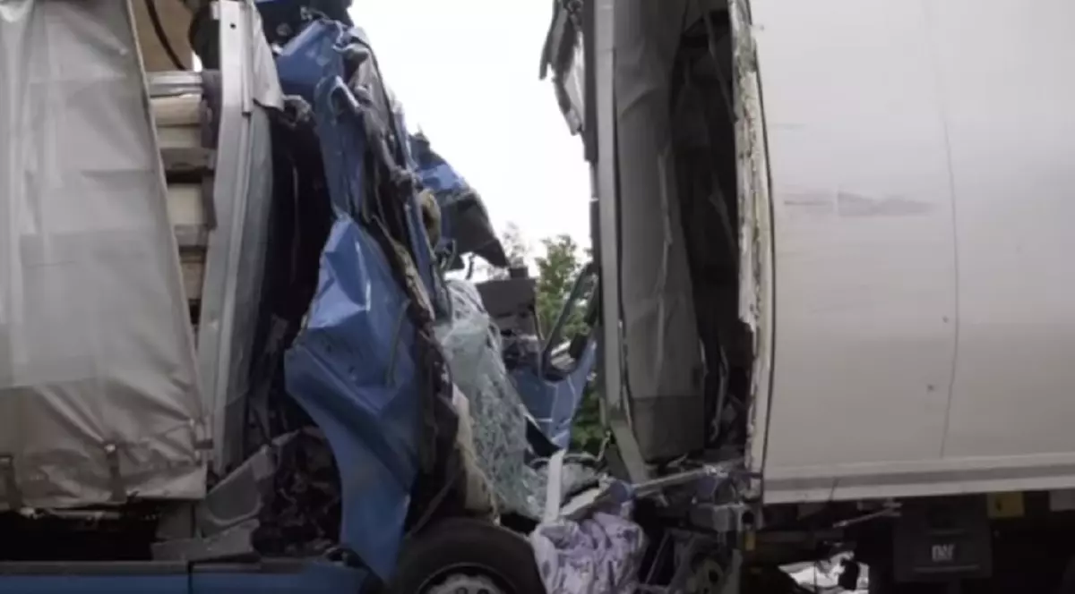 VIDEO | Un șofer de TIR din România, victima unui accident înfiorător care a avut loc în Germania. A fost strivit în cabină