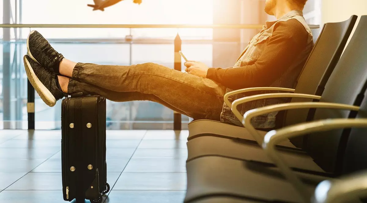 Români opriți la îmbarcarea către Spania, pe Aeroportul Otopeni. Statutul de rezidență în Spania nu este cuprins în ordonanța Guvernului