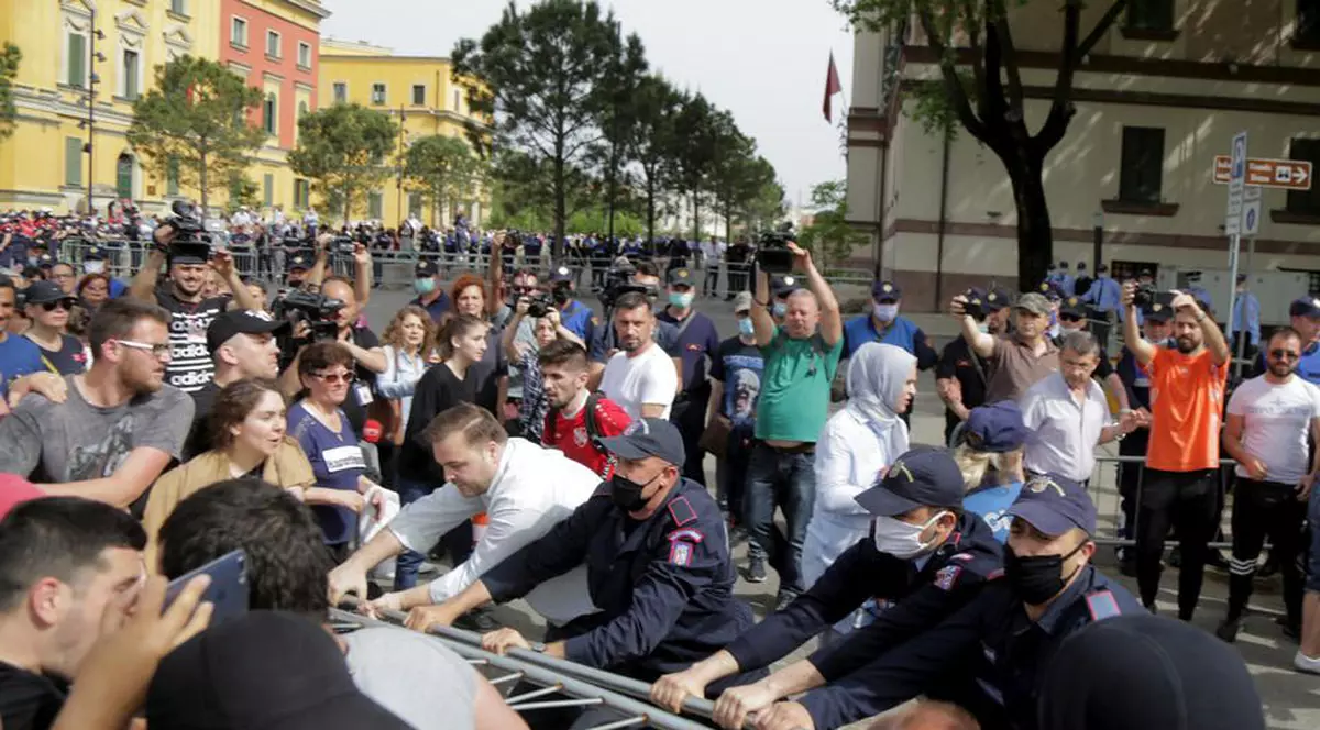 Soţia preşedintelui albanez, reţinută pentru participarea la protestul față de demolarea clădirii Teatrului Naţional