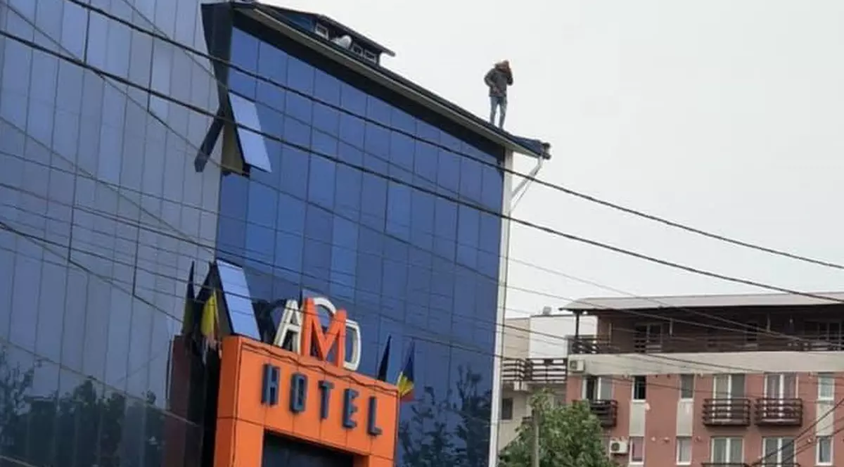 Un bărbat a amenințat că se aruncă de pe acoperișul hotelului din Pitești în care era carantinat. Negociatorii l-au convins să renunțe la gest