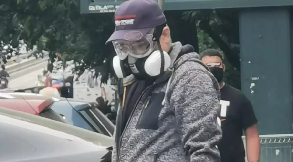 Protecție maximă împotriva COVID-19. Cum s-a echipat un bărbat din București