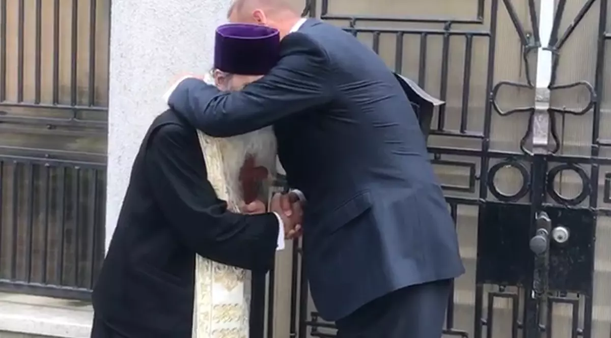 Viorel Cataramă şi ÎPS Teodosie continuă să ignore regulile de distanțare socială. S-au îmbrățișat după întâlnirea de la Constanța