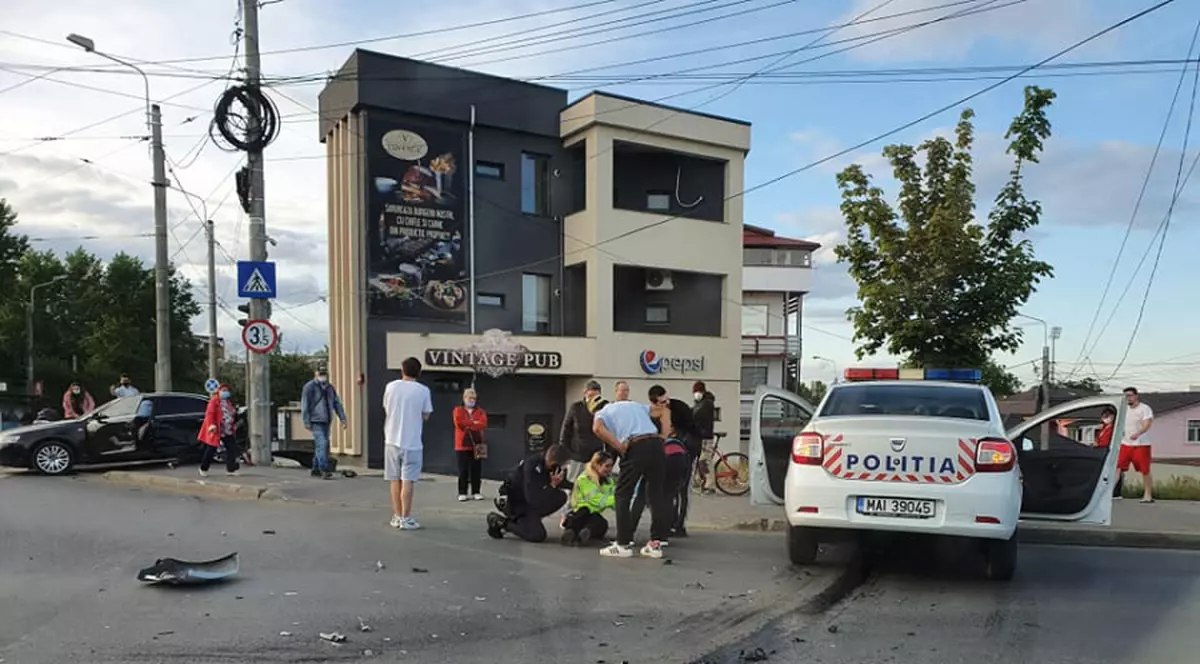 O polițistă din Galați a rămas fără permis în urma unui accident. Tânăra se afla în misiune