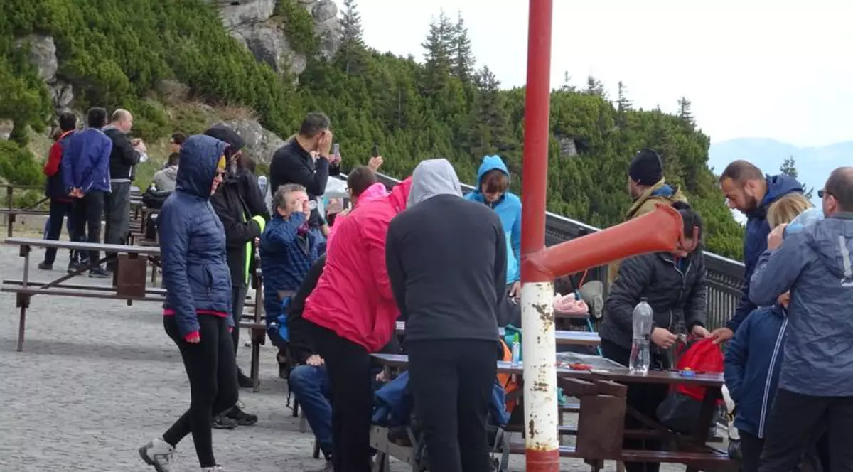 Turiștii au asaltat Ceahlăul fără nici o măsură de protecție. Șeful Salvamont Neamț: „Vorbesc despre Oculta Mondială, despre antenele 5G”