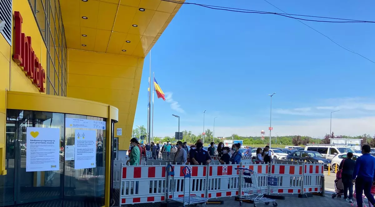 Coadă la IKEA Băneasa. Oamenii așteaptă zeci de minute ca să intre în magazin