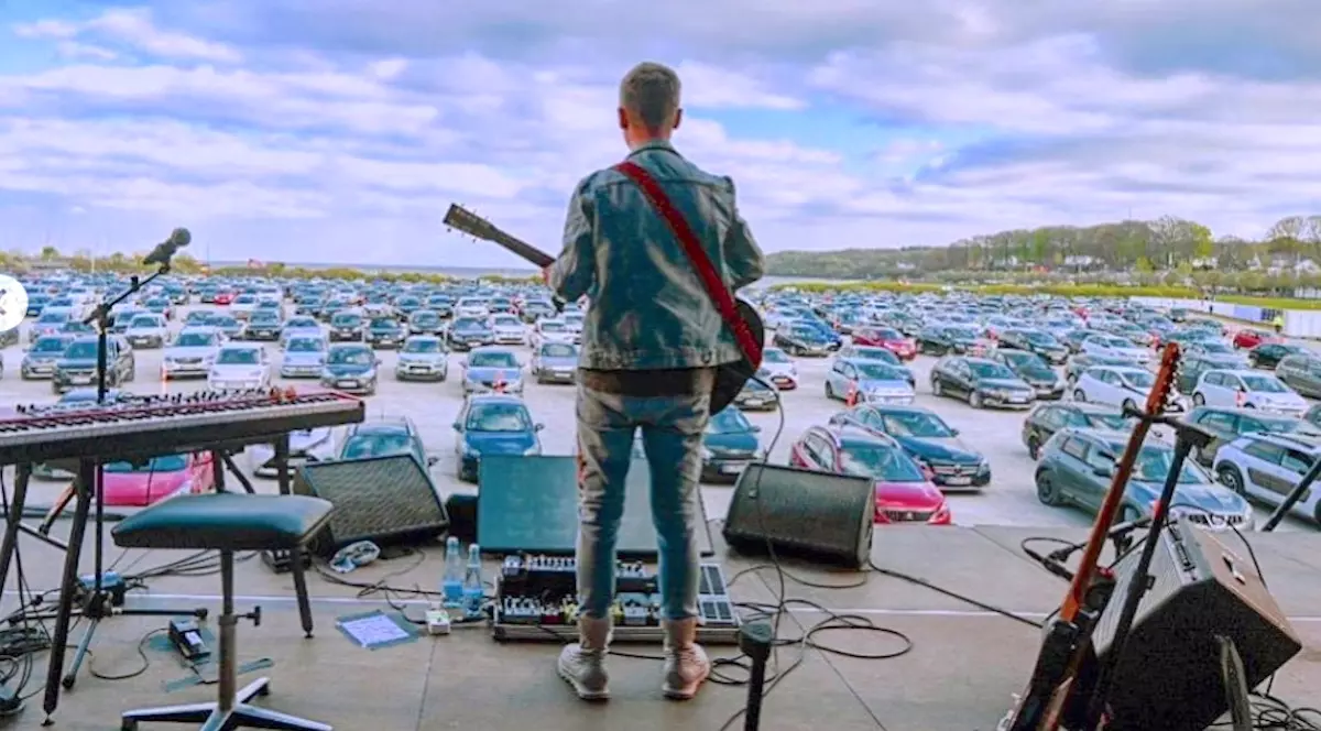Concert „drive-in”, ultima modă în Danemarca. Cum au respectat fanii distanțarea socială