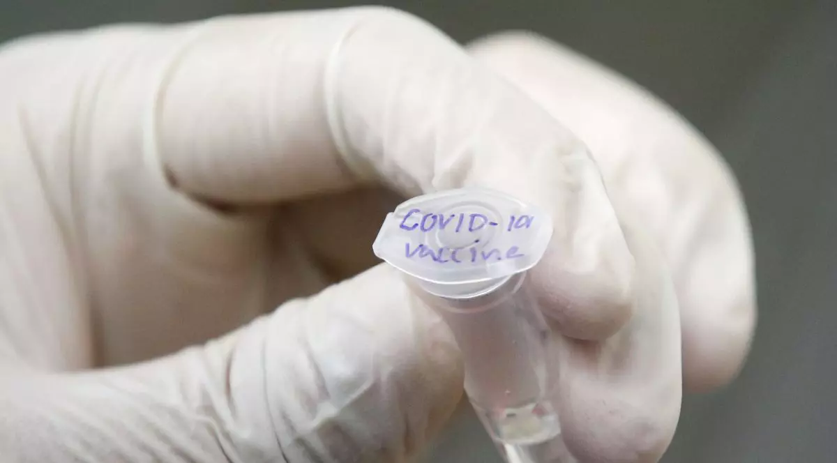 Mai multe companii testează în prezent un vaccin anti-COVID FOTO: EPA