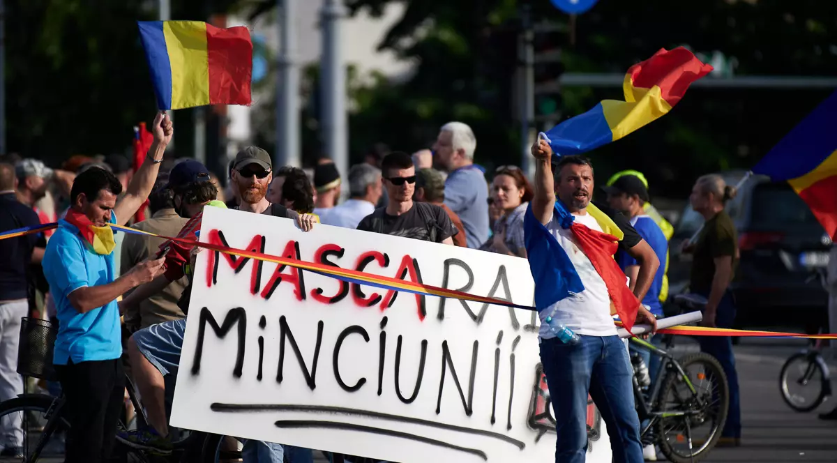 Liga Conspiraționiștilor lui COVID-19. Portret-robot al complotistului la orice vârstă, cu sau fără sparanghel și pantofi cu toc