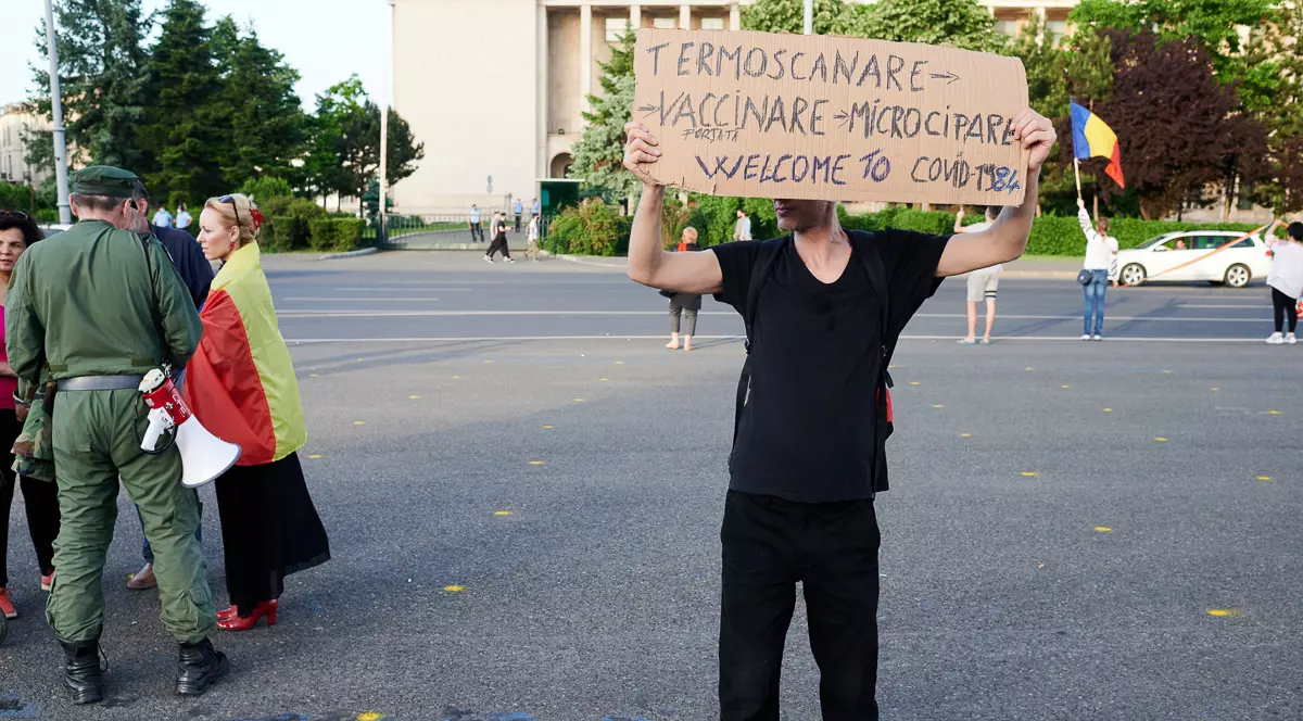 De ce prind conspirațiile în perioadele de criză și cum statul român le-a alimentat când a comunicat despre COVID-19