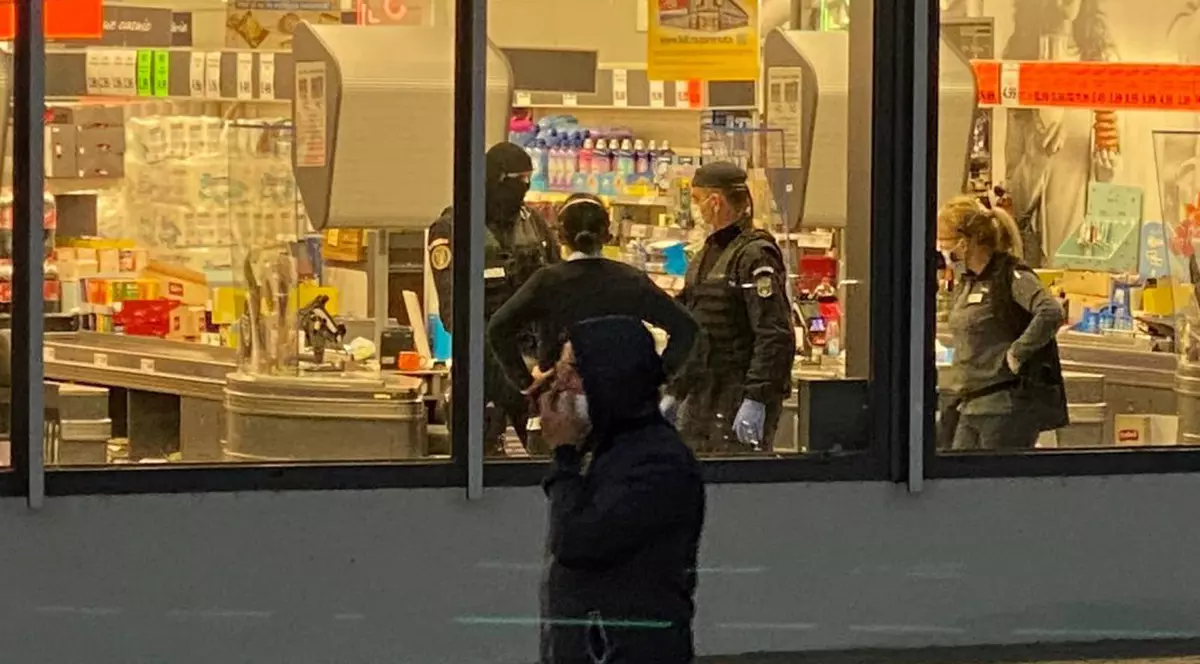 Zece persoane implicate în scandalul cu săbii și cuțite din Baia Mare, amendate cu câte 20.000 de lei, pentru că nu aveau declaraţii