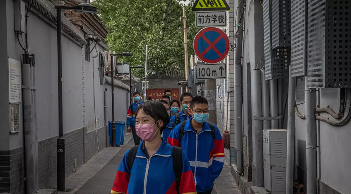 Frica de COVID-19 nu a dispărut. Elevii de gimnaziu din Beijing sunt monitorizați cu ajutorul unor brățări electronice