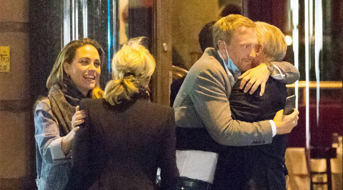 Politician german, surprins fără mască de protecție în momentul în care se îmbrățișa cu prietenii: ”Lipsă de concentare. Până la urmă, rămânem oameni”