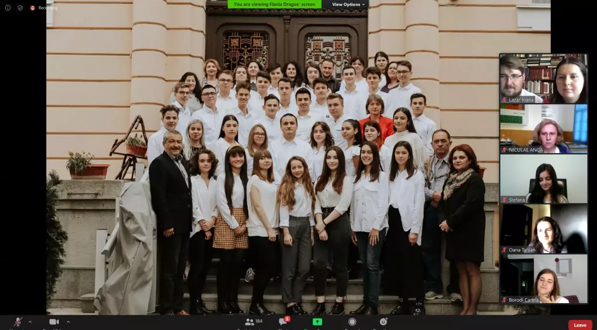 Elevi care plâng lângă curtea şcolii unde n-au voie să intre, scaune goale şi poze prinse cu cleşti de rufe pe o sfoară. Cum au arătat ceremoniile de absolvire a liceului