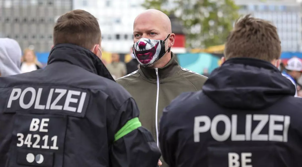 Val de proteste în Europa. Manifestanţii din Germania, Polonia, Elveţia şi Marea Britanie protestează împotriva restricţiilor impuse