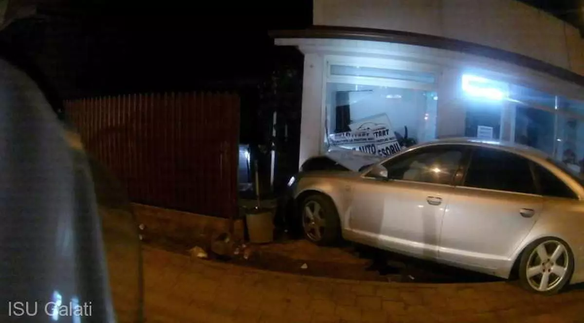 Un autoturism a rupt o ţeavă de gaze şi a distrus faţada unui magazin din Tecuci