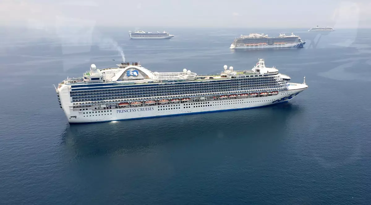 Personalul de pe vasele de croazieră e blocat pe mare