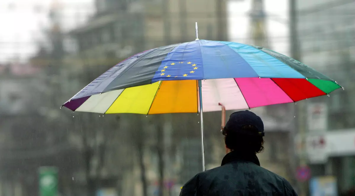 Cod portocaliu de averse și descărări electrice în trei județe din România