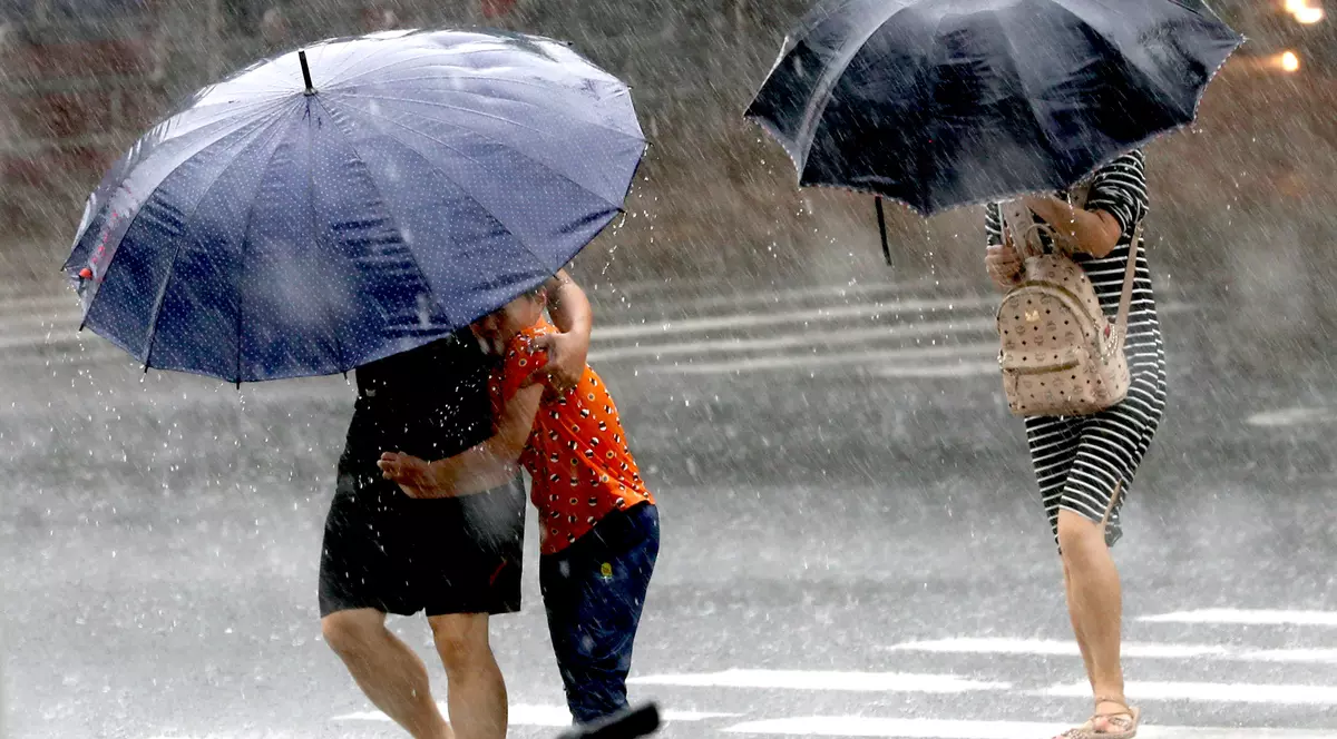 Cod galben de vijelii, averse şi descărcări electrice în aproape toată țara