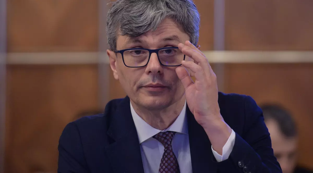 Virgil Popescu, ministrul Economiei: Mi-am schimbat furnizorul de gaze și acum plătesc cu 15% mai puțin. Virgil Popescu în Parlament, la costum