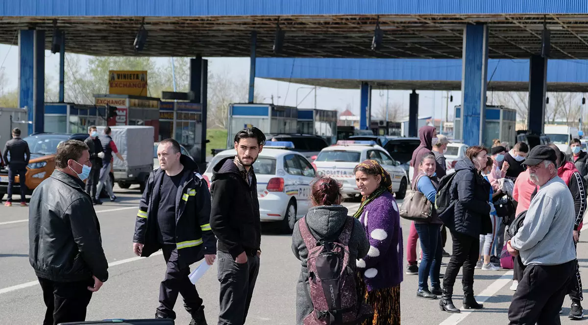 INSP avertizează: cei veniţi din străinătate intră 14 zile în izolare cu toată familia, dacă stau la aceeași  adresă. Și membrii de familie care se abat sunt carantinați