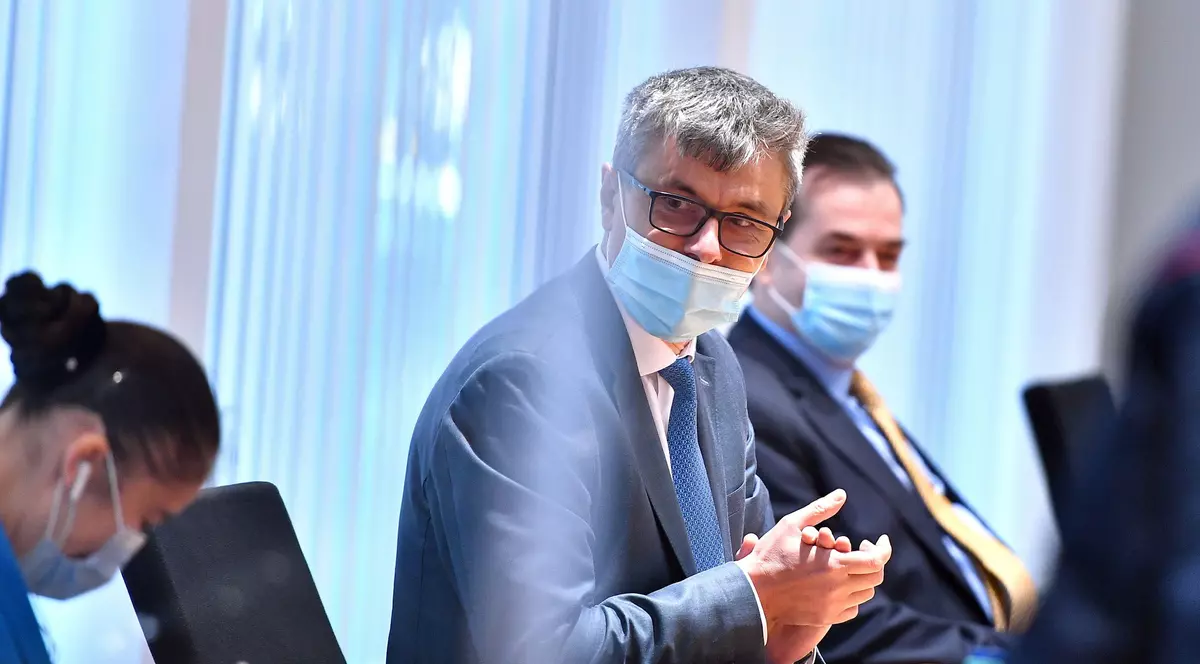 Elevii și profesorii care merg la școală în iunie vor avea asigurate măști de protecție, anunță ministrul Economiei