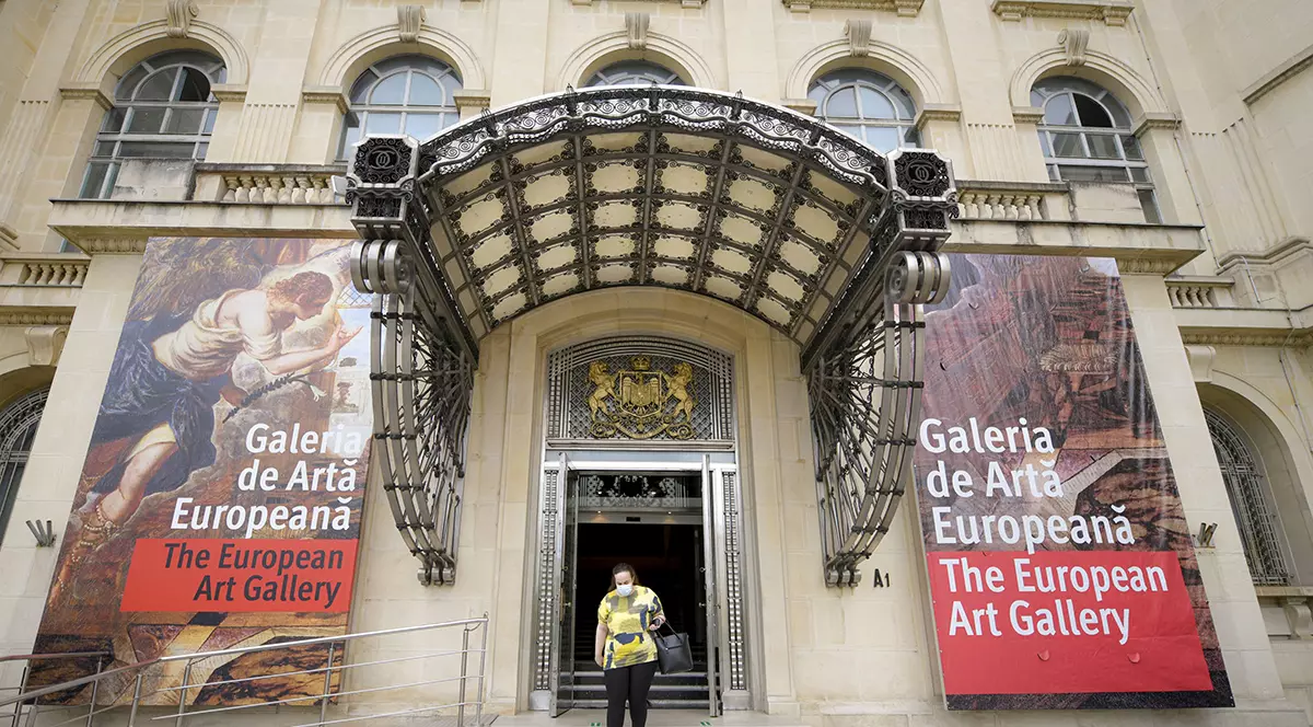 75 de angajați ai Muzeului Național de Artă a României nu și-au primit banii de șomaj de două săptămâni. Managerul și Agenția de Muncă joacă ping-pong cu ei