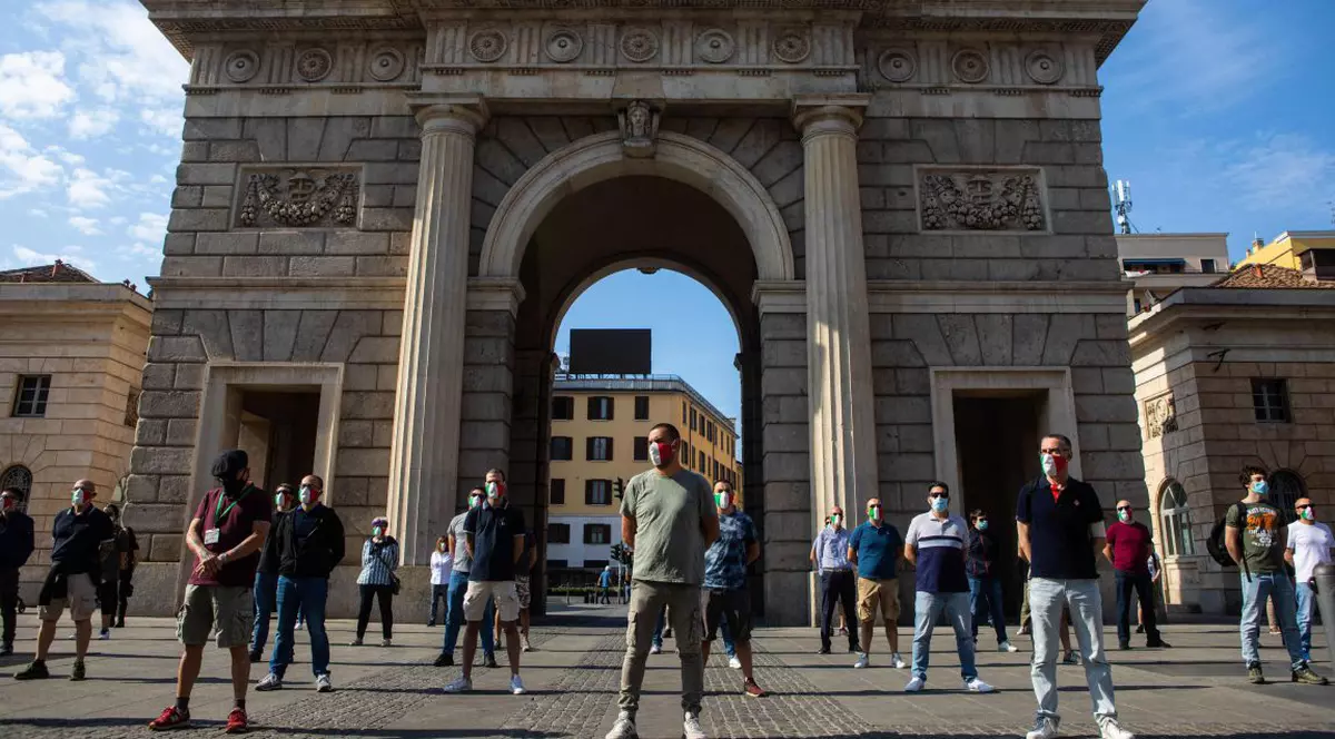 Manifestații în mai multe țări europene împotriva măsurilor anti-COVID. Italienii au ieșit în stradă cu măști în culorile drapelului, în timp ce spaniolii au protestat din mașini