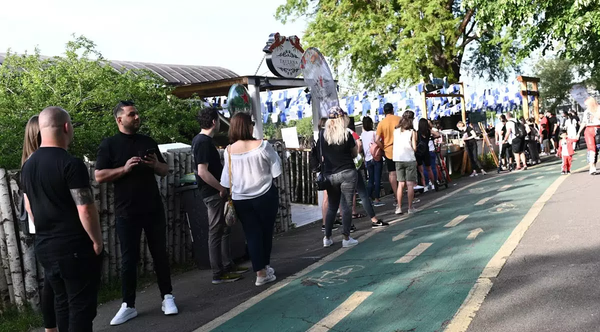 Proprietarii terasei din Herăstrău unde a avut loc petrecerea de sâmbătă seară: “Aglomerarea de pe pajiștea parcului nu e responsabilitatea noastră”