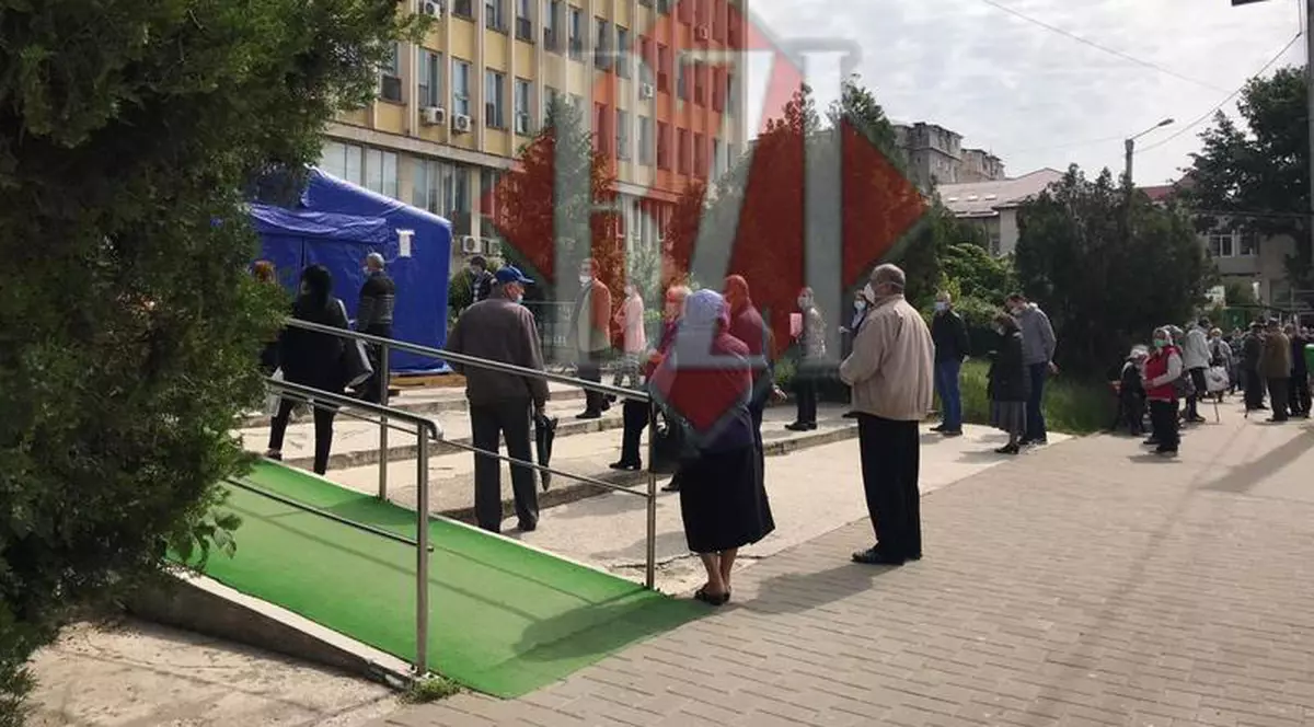 VIDEO  | Cozi uriașe la Spitalul Sf. Spiridon din Iași. Zeci de oameni au venit la programările medicale