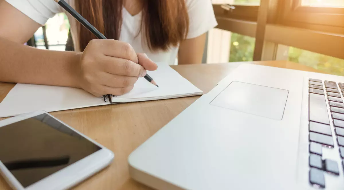 (Publicitate) Avantaje și dezavantaje ale învățământului online în România