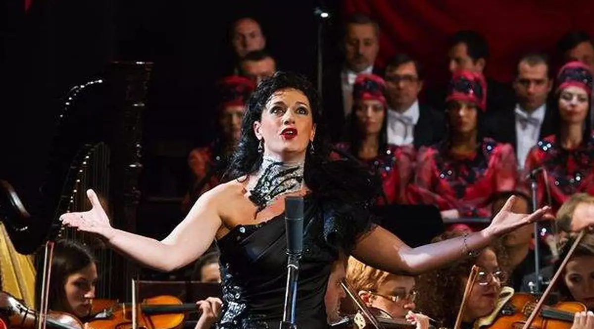 Accidentul misterios al unei mezzosoprane din Iași, care a ajuns în comă după ce a căzut pe scări. Este vehiculată ipoteza unei tentative de omor