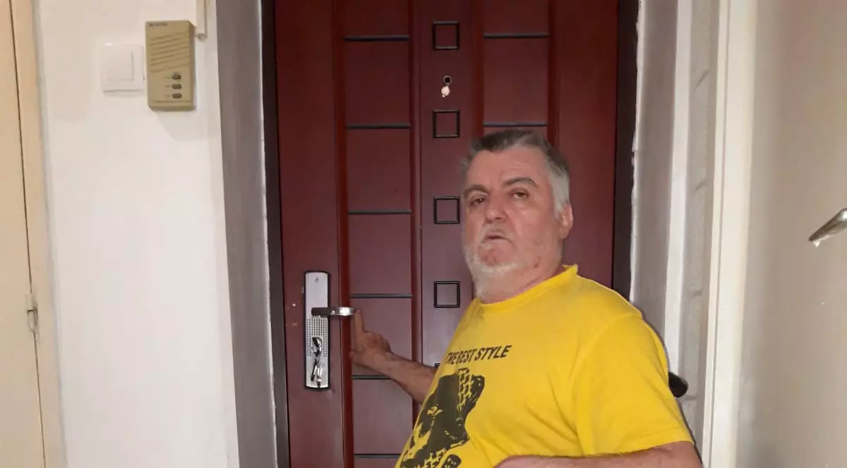 Un bărbat infirm a cerut ajutor la 112, dar a fost amendat în propria locuință. Polițiștii Secției 8 l-au ”taxat” cu 2.000 de lei și i-au spus că e obraznic și beat