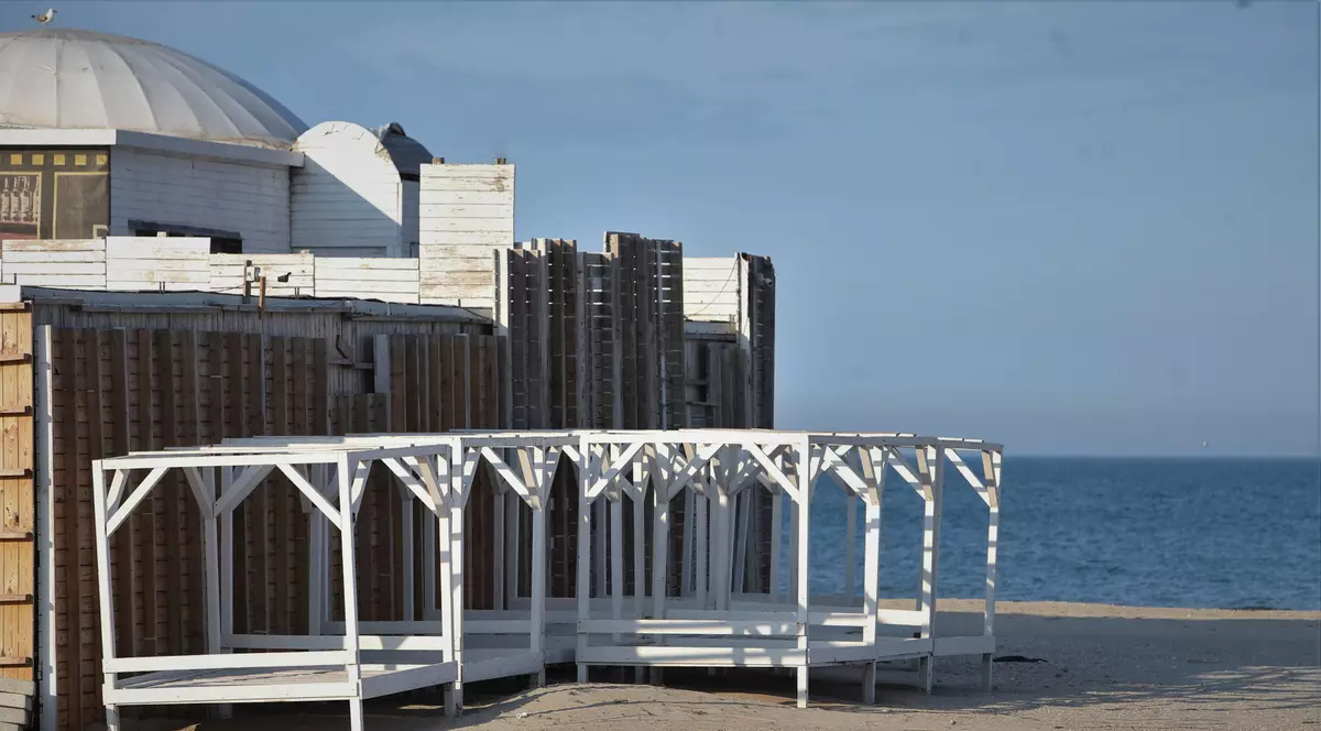 Mesele și scaunele de pe terasele din Mamaia sunt strânse