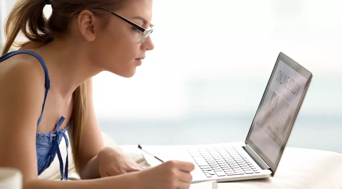 O treime din elevii români nu sunt mulțumiți de școala online și nu urmează cursurile prin intermediul platformelor virtuale