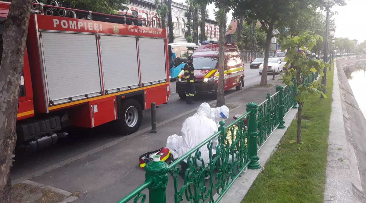 Un bărbat, care s-a aruncat în Dâmboviţa, a fost salvat de medici