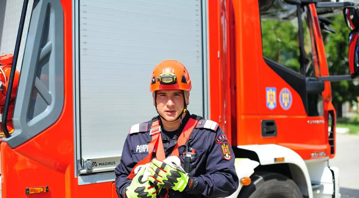 Misiuni inedite. Pompierii gălățeni au salvat o pisică și un pui de barză