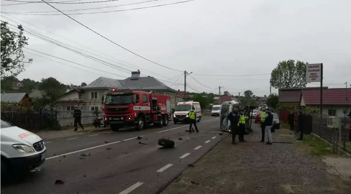 Două victime încarcerate, în urma unui accident produs în județul Neamț