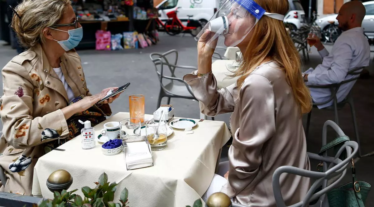 Italia și-a redeschis azi cafenelele, magazinele și muzeele. ”O zi emoționantă” pentru oamenii care s-au întors într-o nouă normalitate