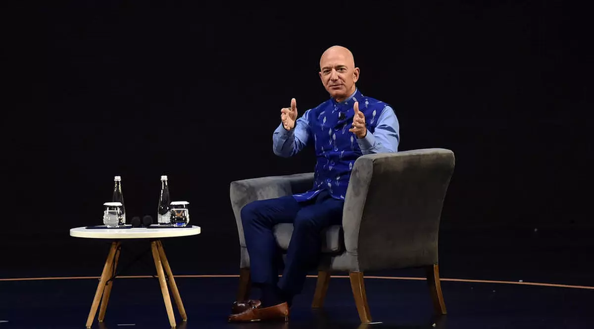 Jeff Bezos devine primul trilionar al planetei în plină criză a coronavirusului. Cum se explică ascensiunea fulminantă