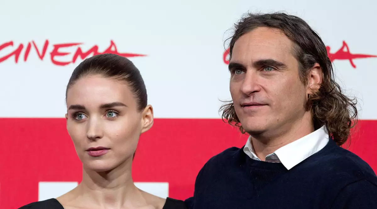 Joaquin Phoenix și logodnica sa, actrița Rooney Mara, așteaptă primul lor copil