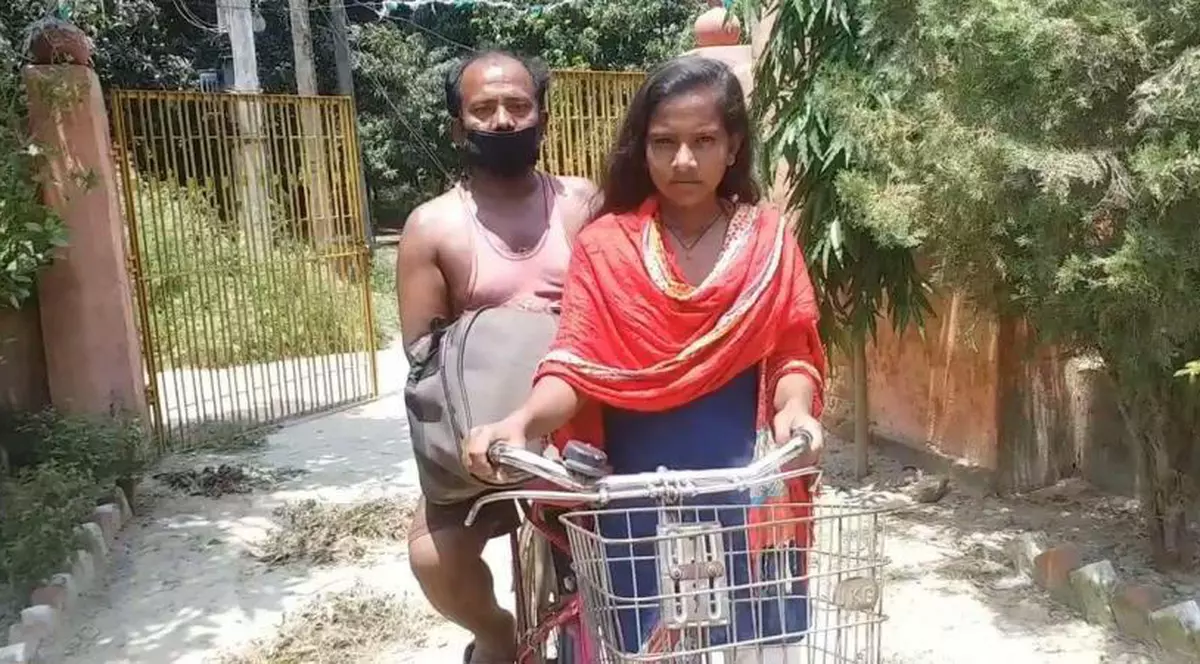 O fată de 15 ani și-a dus tatăl acasă pe bicicletă. A pedalat prin jumătate din India FOTO: New Indian Express