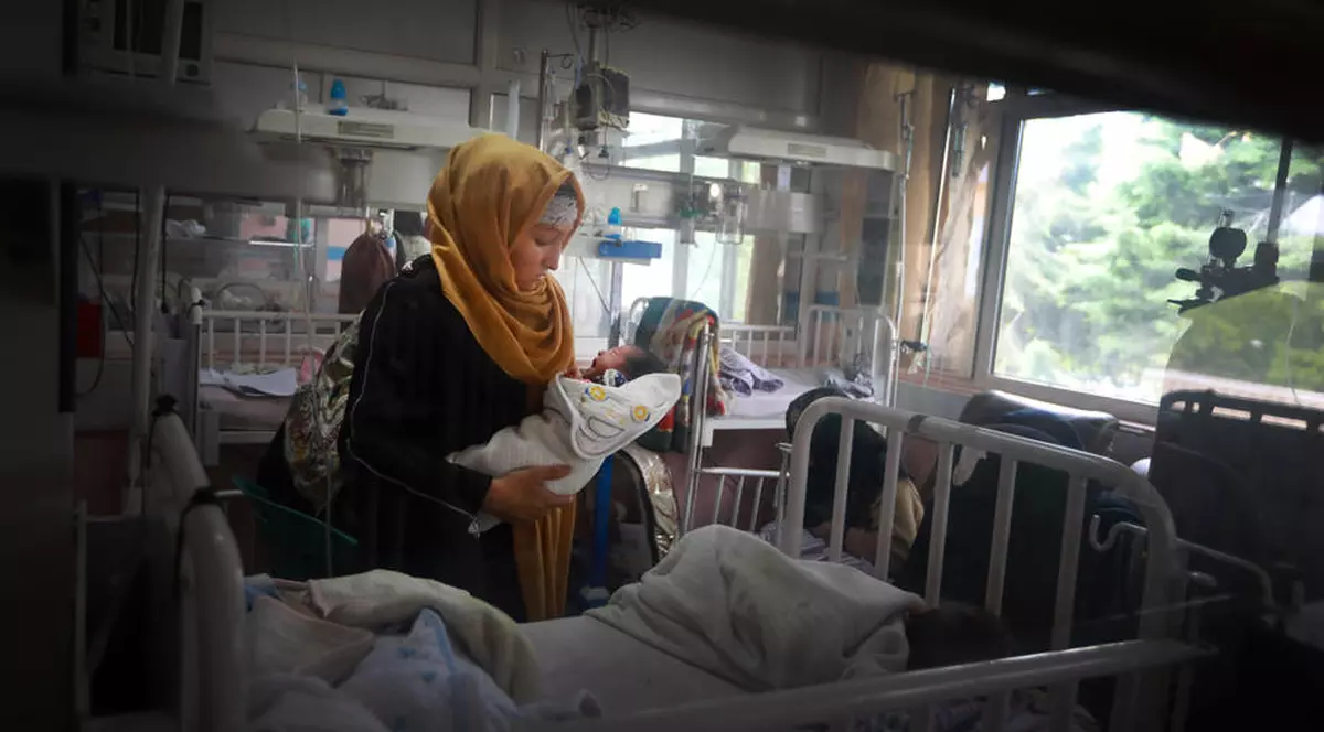 O femeie alăptează bebelușii mamelor ucise într-un atac terorist care a vizat o maternitate din Kabul