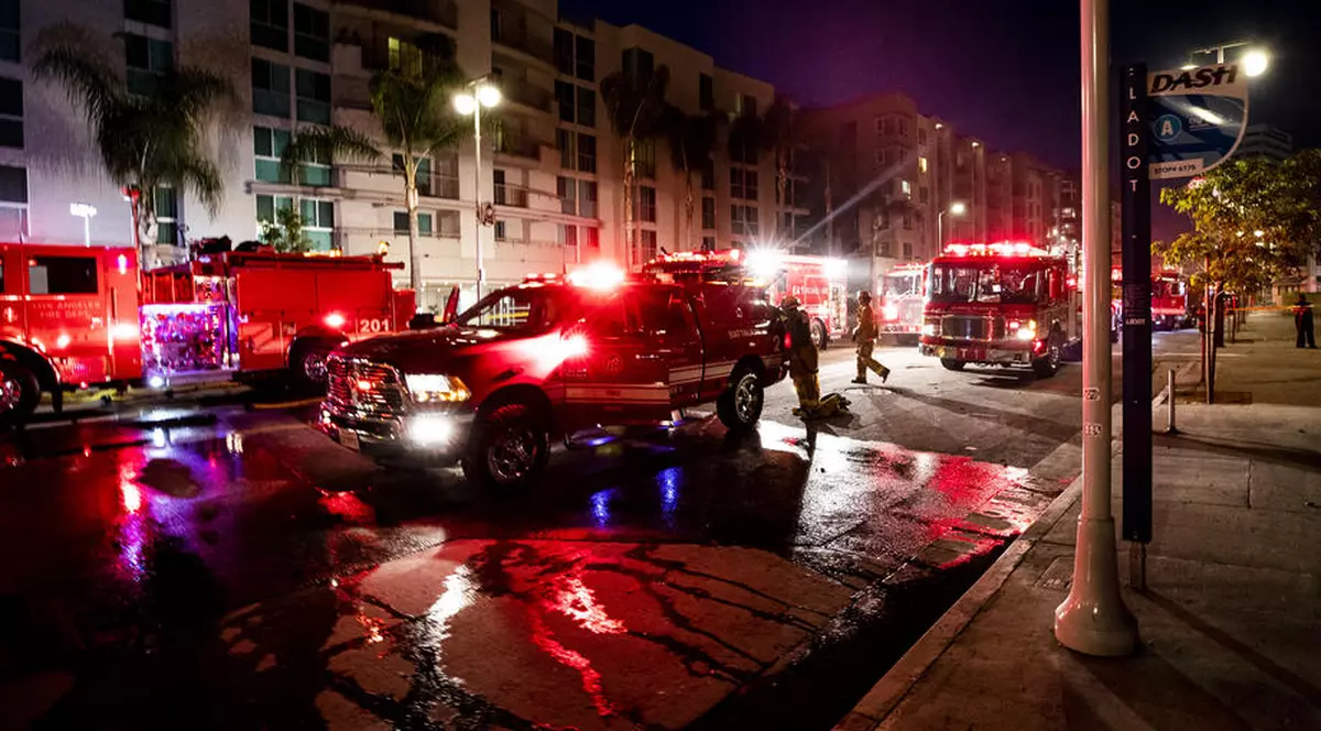 VIDEO | Explozie într-o clădire din Los Angeles. Cel puţin 11 pompieri au fost răniţi şi mai multe clădiri au ars