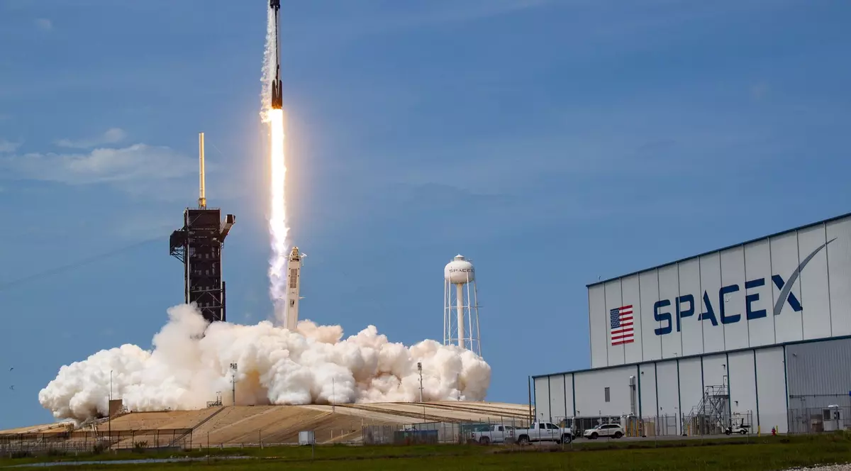 Un inginer al SpaceX a intrat într-o rachetă care era pe punctul de a face implozie și a salvat de la faliment compania lui Elon Musk. Rachetă SpaceX decolând și un hangar cu sigla companiei