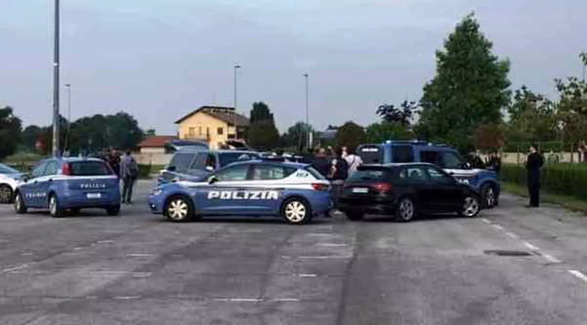 O româncă a fost împușcată mortal în timp ce se afla într-o mașină în parcare în Italia. Ucigașul a tras patru gloanțe