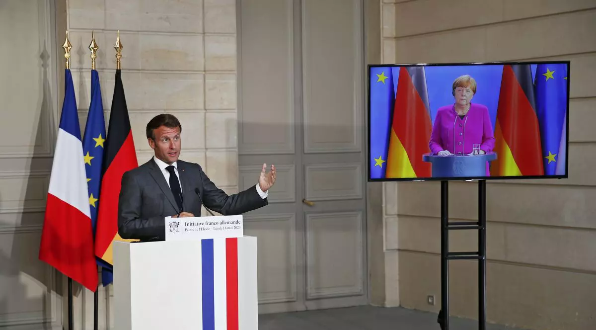 Emmanuel Macron și Angela Merkel, împreună, dar nu unul lângă celălalt FOTO: EPA